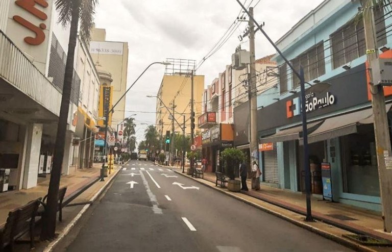 Centro de Araraquara deserto na fase vermelha, em janeiro de 2021