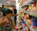 Vitória (ES) - Supermercados lotados e com filas nos caixas e na entrada funcionam em horário reduzido. (Tânia Rêgo/Agência Brasil)