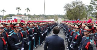 O presidente da República , Jair Bolsonaro, participa de cerimônia de Entrega de Espadim aos Cadetes da Turma Bicentenário do General João Manoel Menna Barreto.