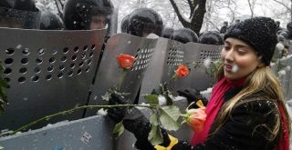 Militsiya_and_orange_flowers,_Kiev