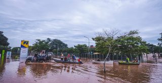 Resgate de famílias em Porto Alegre