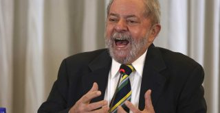 BRA84. SAO PAULO (BRASIL), 20/09/2016.- Fotografía de archivo del 28 de marzo de 2016 del expresidente de Brasil Luiz Inácio Lula da Silva en Sao Paulo. El juez responsable por la investigación del gigantesco escándalo de desvíos en la petrolera brasileña Petrobras aceptó hoy, 20 de septiembre de 2016, los cargos por corrupción y lavado de dinero formulados contra Lula da Silva y lo convirtió por primera vez en reo en el histórico proceso. El juez federal Sergio Moro aceptó la denuncia formal presentada la semana pasada por la Fiscalía contra Lula, a quien acusa de haber recibido favores de una de las empresas beneficiadas por los desvíos en la petrolera estatal, según la decisión divulgada por su juzgado. EFE/Sebastião Moreira